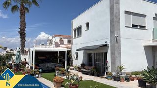 Chalet en Zona Carrefour - Urbanizaciones. Villa con piscina privada, en la provincia de alicante, en la ci
