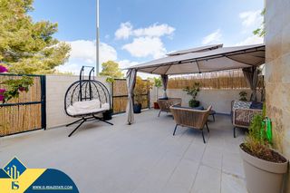 Maison à San Miguel de Salinas. Casa con piscina comunitaria, en la provincia de alicante, en or