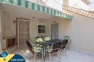 Casa a Playa de los Náufragos. Bungalow con terraza, en la provincia de alicante, en la ciudad