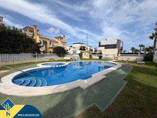 Casa a Lomas de Cabo Roig - Los Dolses. Bungalow con piscina comunitaria, en la provincia de alicante, e