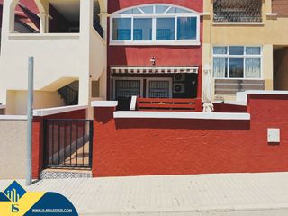 Casa in La Florida. Bungalow con piscina comunitaria, en la provincia de alicante, e