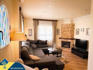 Chalet à Los Balcones y los Altos. Villa con piscina comunitaria, en la provincia de alicante, en o
