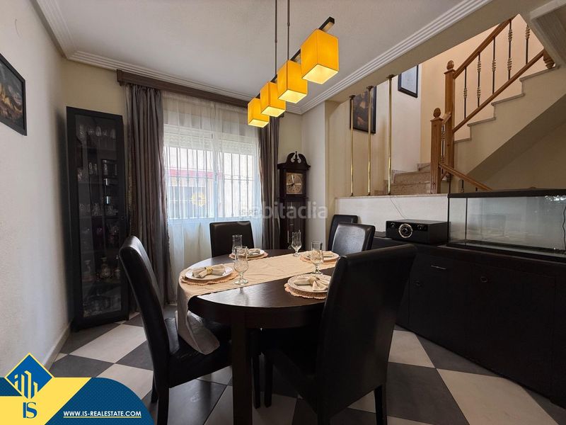 Foto a70d6408-7eb4-431f-b67b-4325ac286695. Chalet villa con piscina comunitaria, en la provincia de alicante, costa. 3 habitaciones | 183 m² | a 1,8 kilómetros del mar en Orihuela