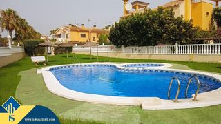 Casa a Lomas de Cabo Roig - Los Dolses. Bungalow con piscina comunitaria, en la provincia de alicante, e