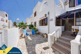 Chalet in Nueva Torrevieja. Villa con piscina comunitaria, en la provincia de alicante, en l