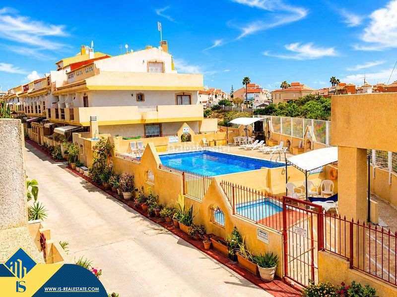 Foto 5b46395c-b17a-41bd-8979-a35d194a0d45. Casa amb piscina a Playa Flamenca Orihuela