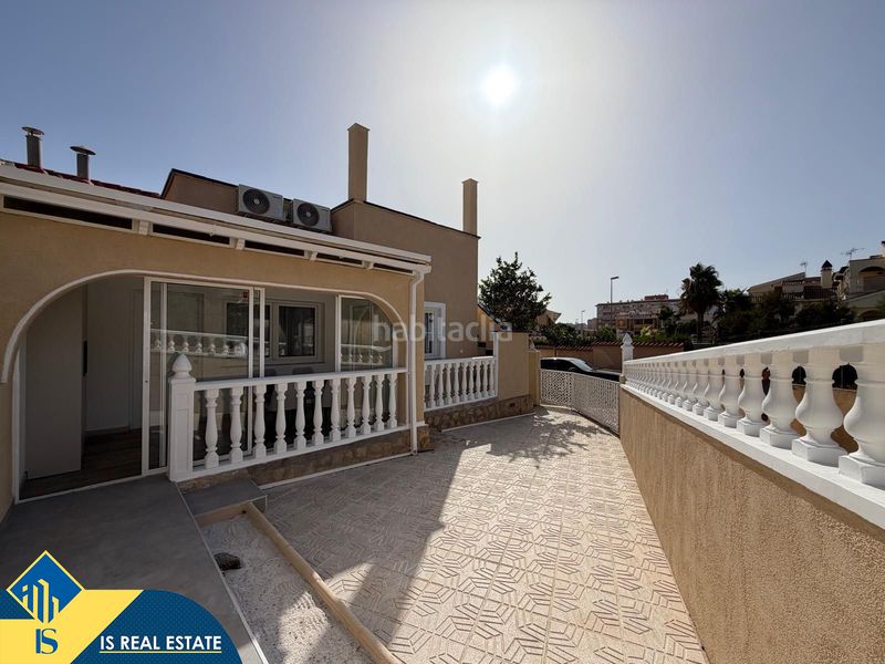 Foto 04b66212-c762-49d4-876f-e15f23eb1eb9. Reihenhaus mit kamin heizung parking pool in Torreblanca Torrevieja