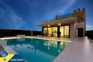 Xalet a Campoamor. Villa con piscina privada, en la provincia de alicante, en la lo