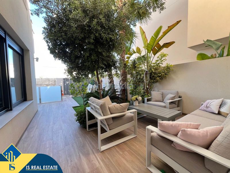 Foto 0395d4ae-c744-462e-a725-fe84b4775d46. Chalet villa con piscina privada, alicante, . 3 habitaciones | 140 m² | a 500 metros del mar en Torrevieja