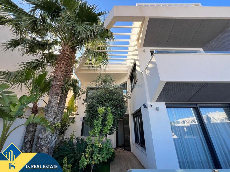 Foto 9839fca5-2d15-4aa4-af75-66fdc5783365. Chalet villa con piscina privada, alicante, . 3 habitaciones | 140 m² | a 500 metros del mar en Torrevieja