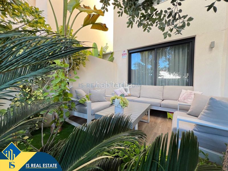 Foto bade90d1-f840-4ac6-b7cf-ff5220494c86. Chalet villa con piscina privada, alicante, . 3 habitaciones | 140 m² | a 500 metros del mar en Torrevieja