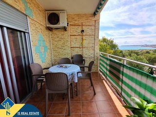 Apartment in Punta Prima. Apartamento con terraza en la provincia de alicante, en torrevie