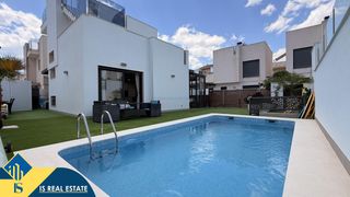 Xalet a Parque Acuático - Sector 25. Villa con piscina privada, en la provincia de alicante, en la ci