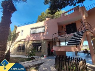 Chalet à Los Balcones-Los Altos. Villa con piscina privada, alicante, torrevieja. 6 habitaciones