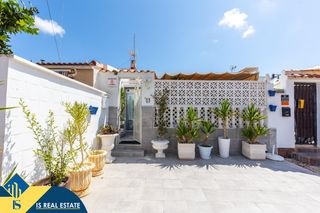 Casa in Zona Carrefour - Urbanizaciones. Bungalow reformado con piscina compartida, en la provincia de al