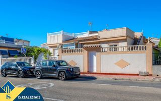 Casa a Los Balcones-Los Altos. Casa con piscina comunitaria, en la provincia de alicante, en la