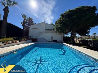Chalet in La Zenia. Villa con piscina privada, en la provincia de alicante, en la lo
