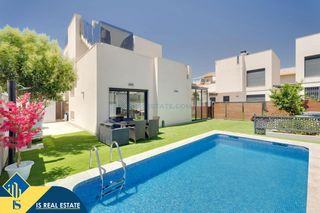 Chalet en Parque Acuático - Sector 25. Villa con piscina privada, en la provincia de alicante, en la ci