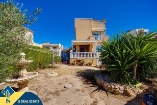 Chalet in Aguas Nuevas. Villa con piscina comunitaria, en la provincia de alicante, en l