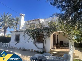 Chalet in Cabo Roig. Villa con piscina privada, en la provincia de alicante, en la lo