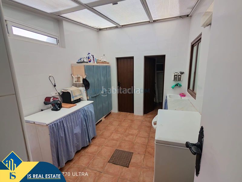 Foto 9913ea16-ce19-4373-a5ce-b264ea83caf3. Chalet villa con terraza en la provincia de alicante, en la localidad costa. 5 habitaciones | 297 m² | a 800 kilómetros del m en Orihuela