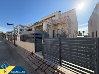 Casa adossada a Parque Acuático - Sector 25. Casa con piscina comunitaria, en la provincia de alicante, en la
