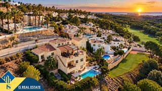 Chalet en Villamartín-Las Filipinas. Villa con piscina privada, en la provincia de alicante, en la lo