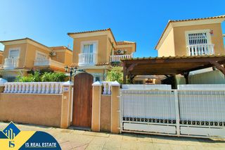 Xalet a Playa Flamenca. Villa con piscina comunitaria, alicante, orihuela costa. 3 habit
