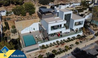 Chalet in Altea la Vella. Villa con piscina privada, en la provincia de alicante, en la ci