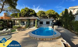 Chalet en Campoamor. Villa con piscina privada, en la provincia de alicante, en la lo