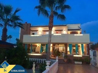 Chalet en Centro de la Ciudad Quesada. Villa con piscina privada, en la provincia de alicante, en la ci