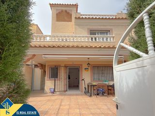 Casa adossada a Aguas Nuevas. Casa con piscina comunitaria en la provincia de alicante, en tor
