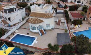 Chalet en Los Balcones-Los Altos. Villa con piscina privada, en la provincia de alicante, en la ci