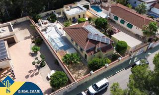 Chalet en El Pinar de Campoverde. Villa con piscina privada, en la provincia de alicante, en la lo