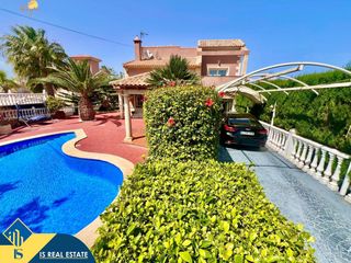 Chalet en Los Balcones-Los Altos. Villa con piscina privada, en la provincia de alicante, en la ci