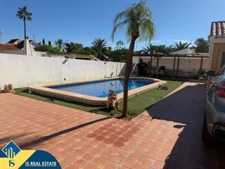 Chalet à Nueva Torrevieja. Villa con piscina privada, en la provincia de alicante, en la ci