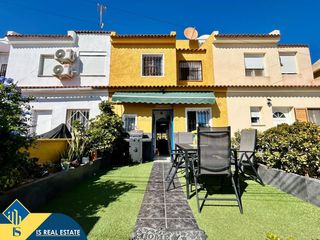 Casa a schiera in Zona Carrefour - Urbanizaciones. Casa con terraza en la provincia de alicante, en torrevieja, dis
