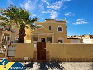 Xalet a Aguas Nuevas. Villa con terraza en la provincia de alicante, en torrevieja. 3