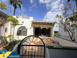 Casa en Villamartín-Las Filipinas. Casa con piscina comunitaria en la provincia de alicante, en la
