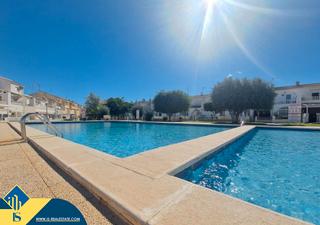 Maison jumelée à Nueva Torrevieja. Casa con piscina compartida en torrevieja, provincia de alicante