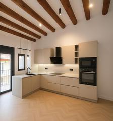 Apartament a Centre. Piso reformado con balcón exterior y terraza en el centro de mat