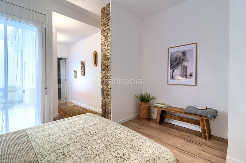 Foto a634cb47-8e9e-46a0-81e0-9991b60465a6. Planta baixa a Russafa Valencia