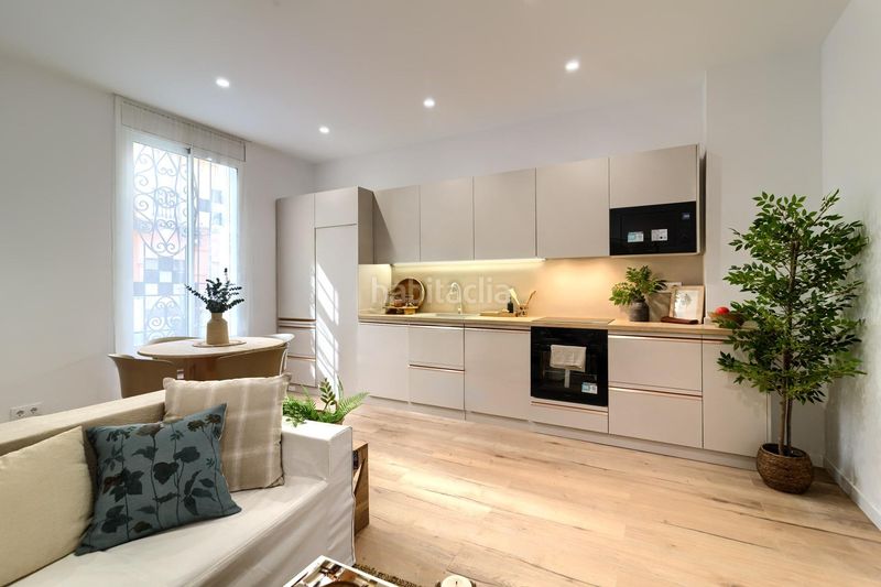 Foto b00a40ad-7670-4a9a-b571-1c1c155f0a11. Planta baixa a Russafa Valencia