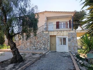 Chalet in Los Balcones-Los Altos. Chalet independiente en parcela de 831 m2 con infinitas posibili