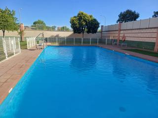 Location Appartement à Avenida primero de mayo 10. Piso urbanización con piscina