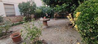 Haus in Calle doctor 14. Casa semicéntrica con jardín