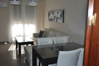 Rent Flat in Calle alejandro plaza fernandez 1. Piso zona avenida de andalucía