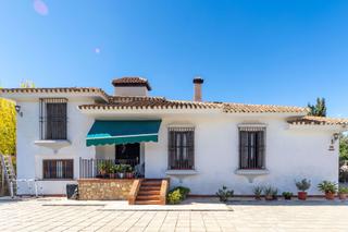 Casa a Guadix. Chalet rústico con piscina y apartamento independiente a pocos m