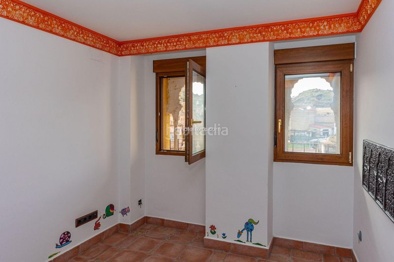 Foto f56b6f83-6bbd-4ce8-a515-8bb056321fd8. Casa adossada a Purullena