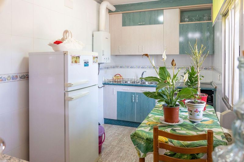 Foto bc5f2fa8-0a1a-4750-9a0a-fd40c7bd8081. Chalet avec parking piscine dans Guadix